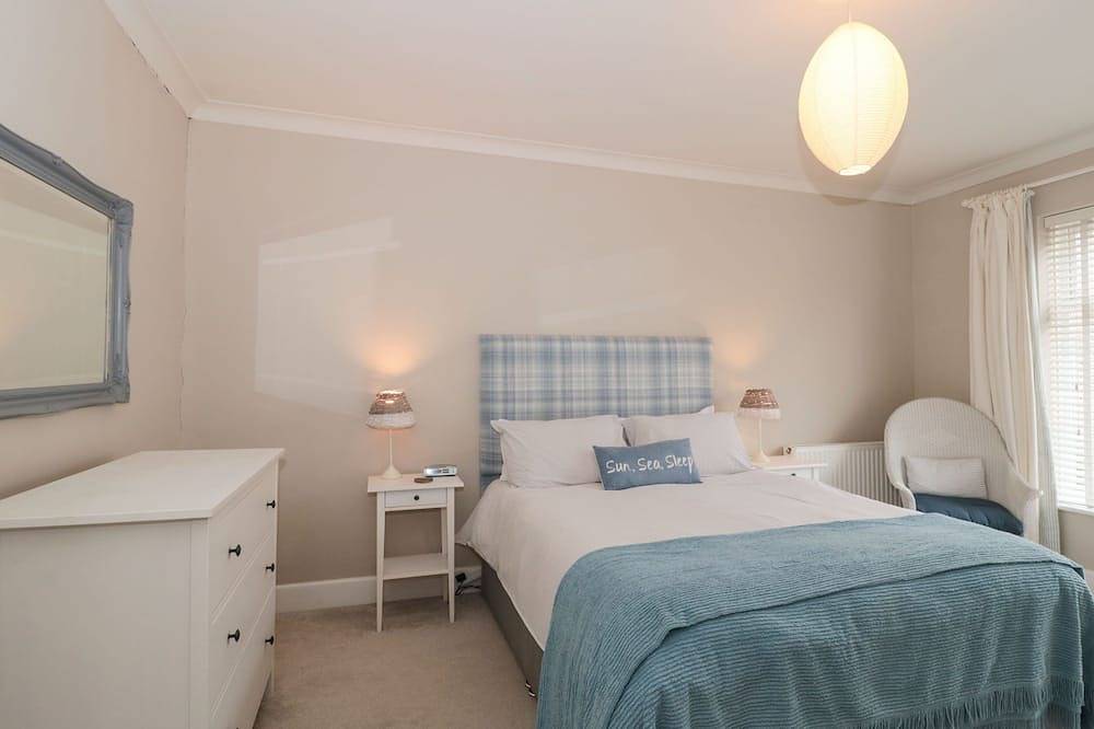 The Anchorage, pet friendly, character holiday cottage in Bournemouth in Bournemouth, South West England