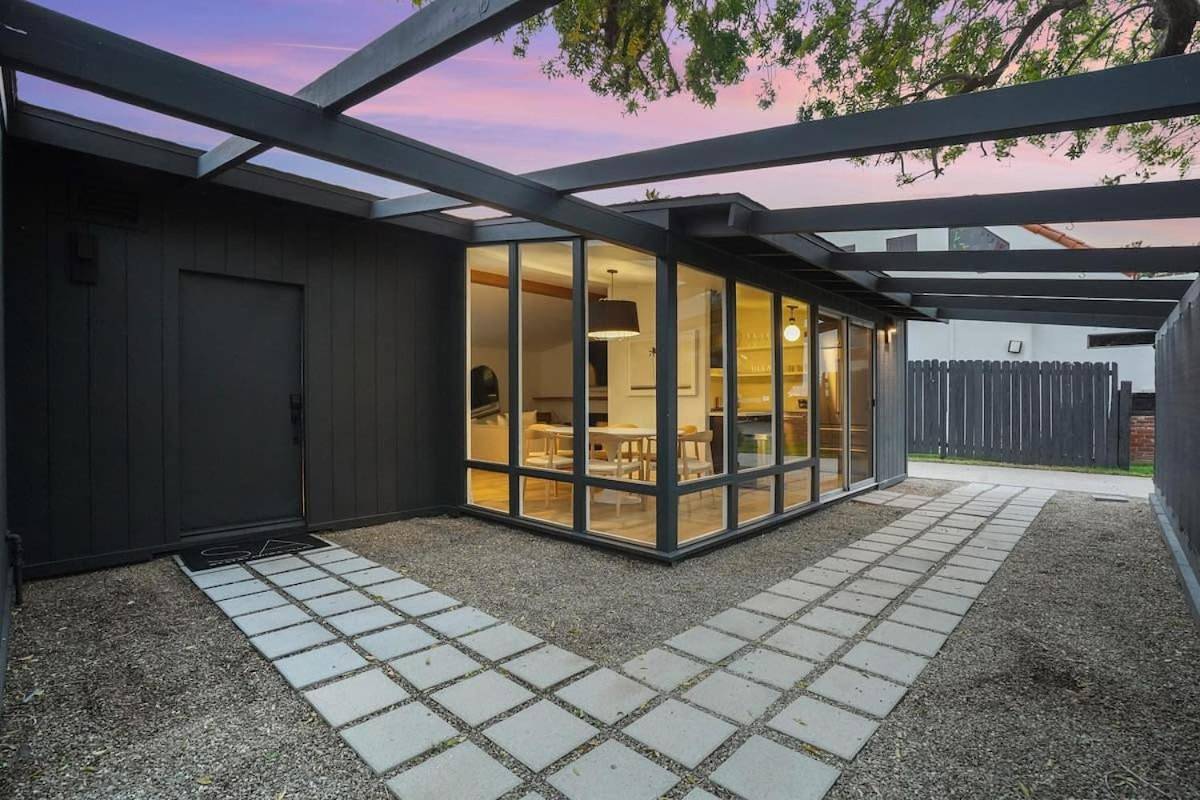 Malibu Beach House by Stay Awhile Villas in Malibú, Los Angeles County