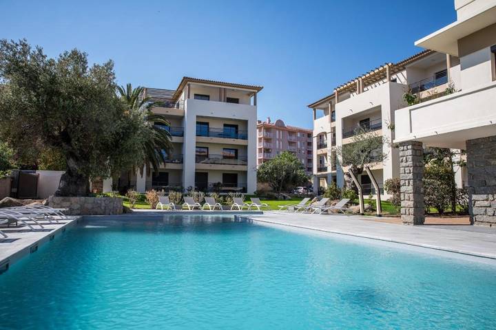 Appart’hôtel pour 6 personnes, avec bassin pour enfant et jardin ainsi que vue et piscine