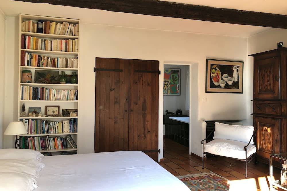 Charming and tasteful artist's house in an exceptional site in Bibemus in Aix-en-Provence, Region de Aix-en-Provence