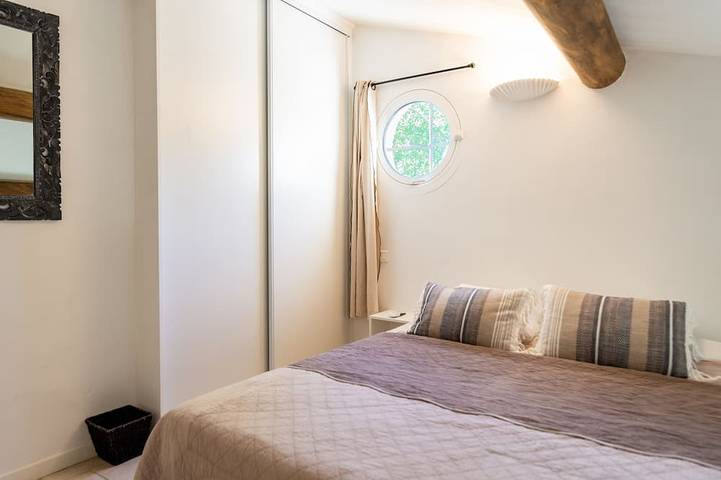 Gîte pour 4 personnes, avec Terrasse ainsi que Jardin et Piscine à Roussillon - 2