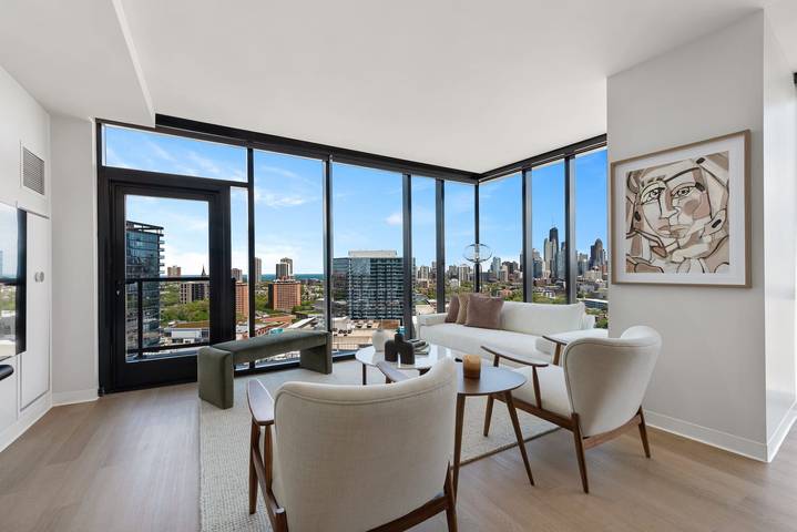 Vacation rental for 4 people, with terrace and garden as well as pool and lake view in Chicago