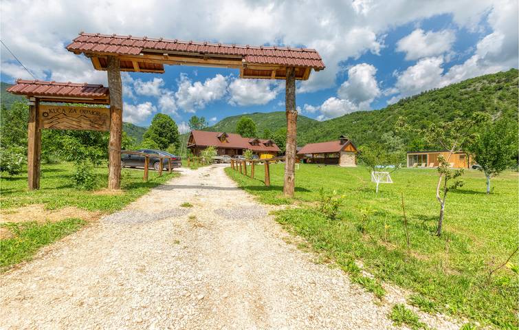Geräumige Ferienwohnung mit Pool, Grill und WLAN in der Nähe des Flusses Rakovac in Gospitsch, Lika-Senj