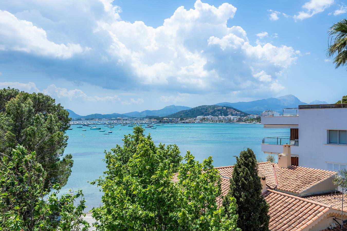 Apartamento inteiro, Apartamento 'Faro Attic B' com vista para o mar, Wi-Fi e ar condicionado in Port de Pollença, Pollença