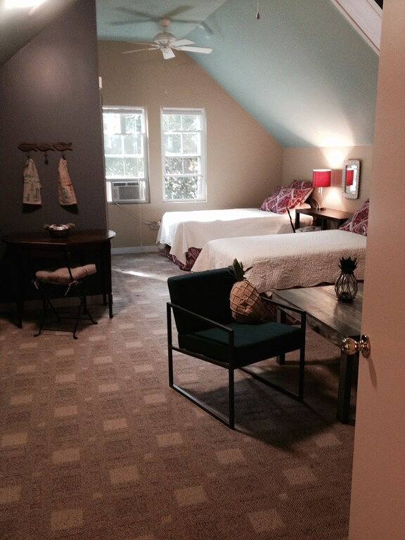 Ganze Wohnung, Ananas-Palmen-im Stadtzentrum gelegenes Dachboden B & B und Gärten in Ocean Springs, Mississippi Gulf Coast