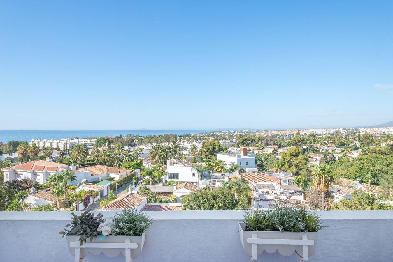 Entire apartment, Spacious and Fantastic Views Apartment with Sea View, Pool, Garden & Wi-Fi in Marbella West, Marbella