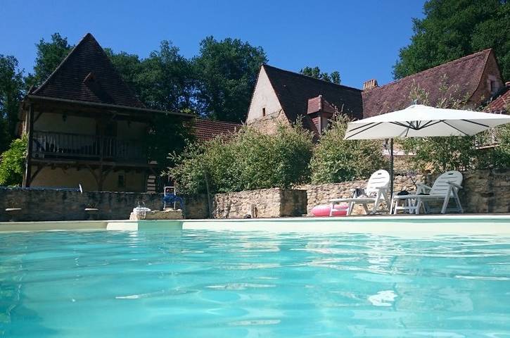 Gîte pour 2 personnes, avec terrasse et jacuzzi ainsi que jardin et piscine