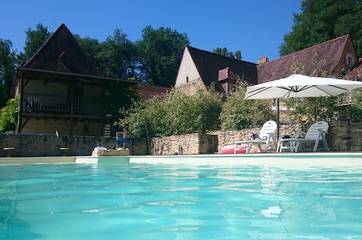 Gîte pour 2 personnes, avec piscine et jardin ainsi que jacuzzi et terrasse dans 