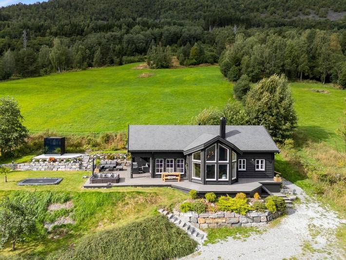 Ferienhaus für 8 Personen, mit Balkon und Whirlpool sowie Terrasse und Garten in Valldalen