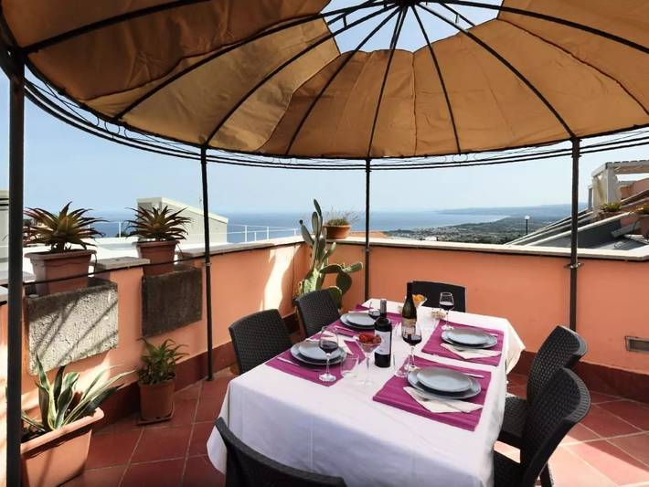 Ferienwohnung für 6 Personen, mit Balkon und Terrasse in Taormina