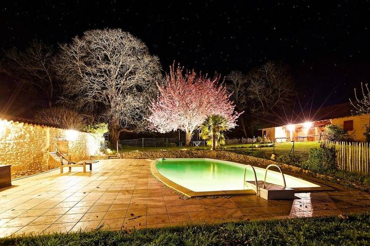 Location de vacances pour 14 personnes, avec terrasse et piscine à Sainte-Foy-de-Longas