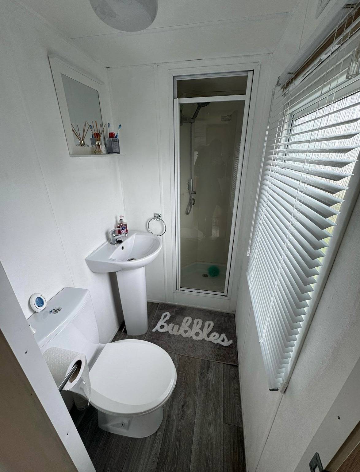 Caravan Sleeps 8 with Parking in St Osyth, Essex
