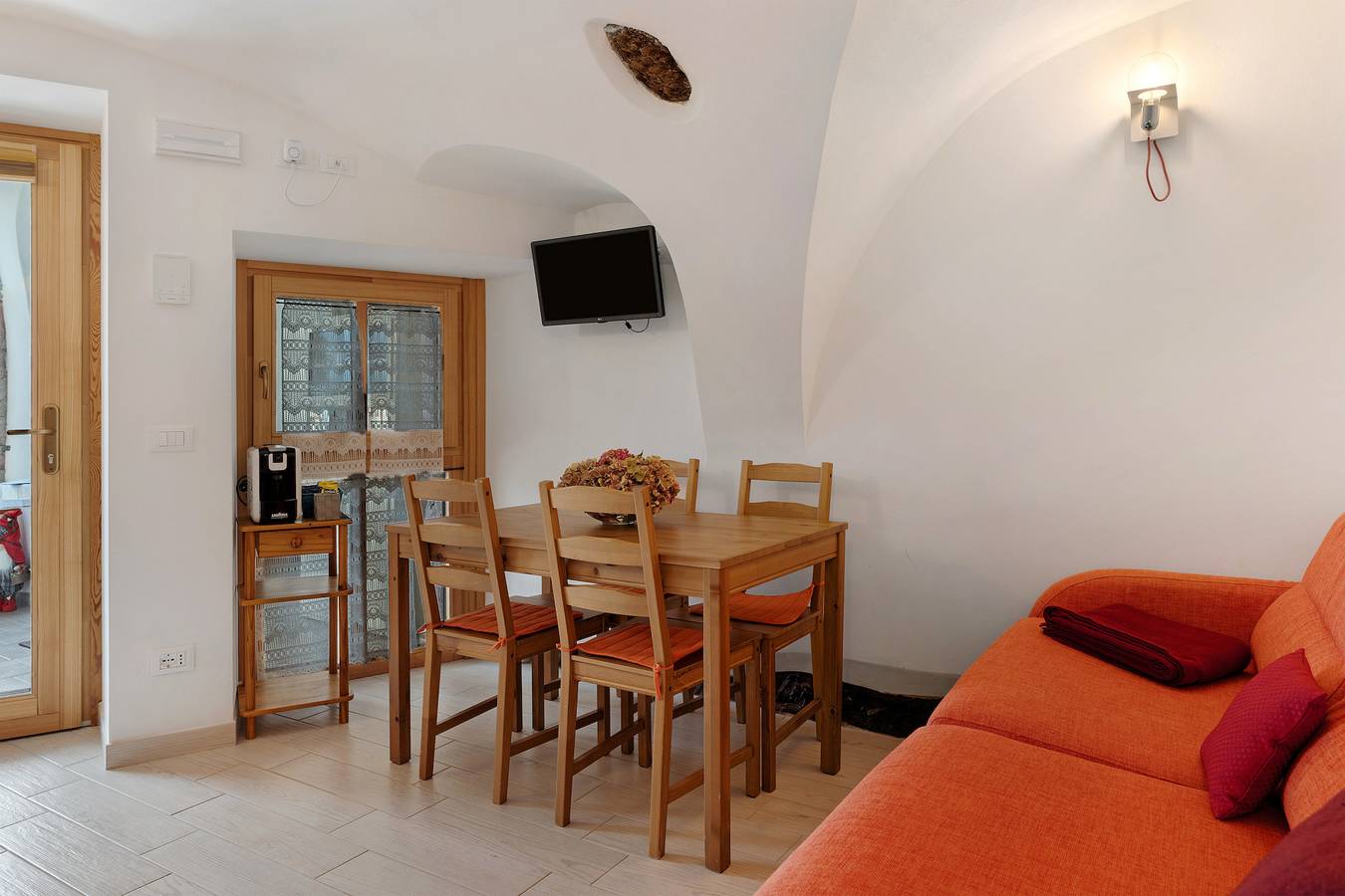 Entire apartment, Apartment 'Logge Dei Paroloti Agnese' with Mountain View, Shared Terrace and Wi-Fi in Dorsino, Brenta group