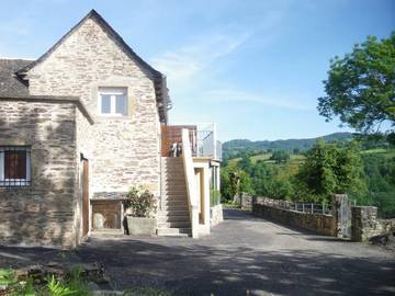 Gîte pour 4 personnes, avec terrasse et jardin, animaux acceptés à Castelnau-de-Mandailles