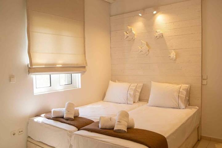 Our villa offers a magical view to the deep blue waters of Saronic Gulf. in Korfos