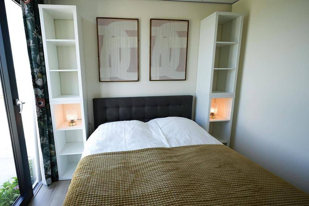 Sunny 4-6 person detached waterfront holiday home. in Roelofarendsveen, Groene Hart