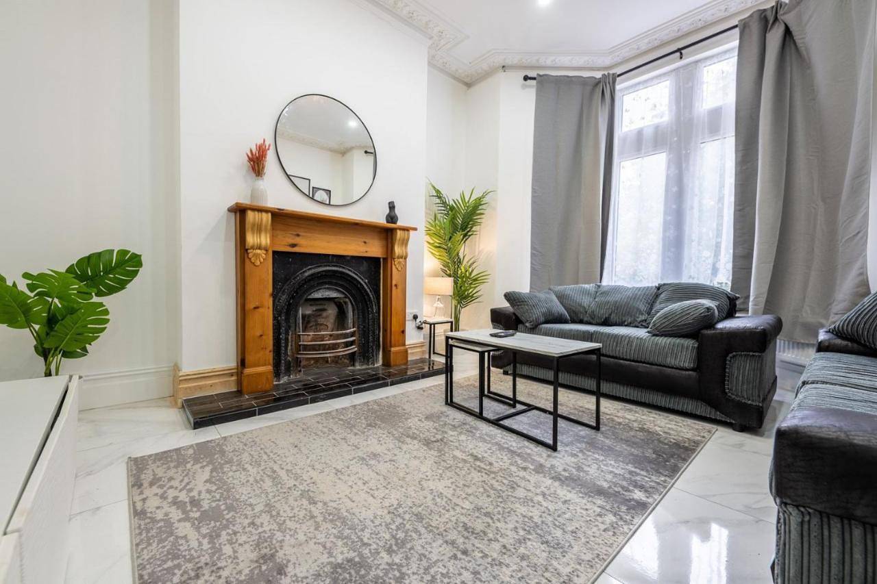 Spacious 6Br Cardiff House w/ Free Parking in Cardiff Bay, Cardiff
