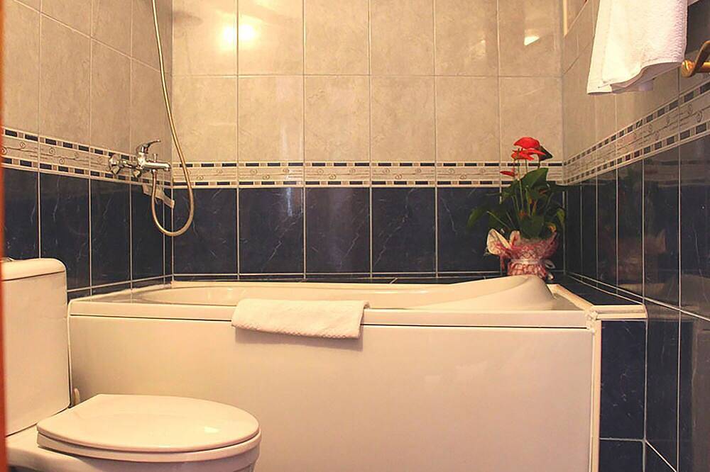 Ganze Wohnung, Comfort 2-bedroom apartment with balcony /partly sea view/ ,lovely Sveti Stefan in Sveti Stefan, Opština Budva