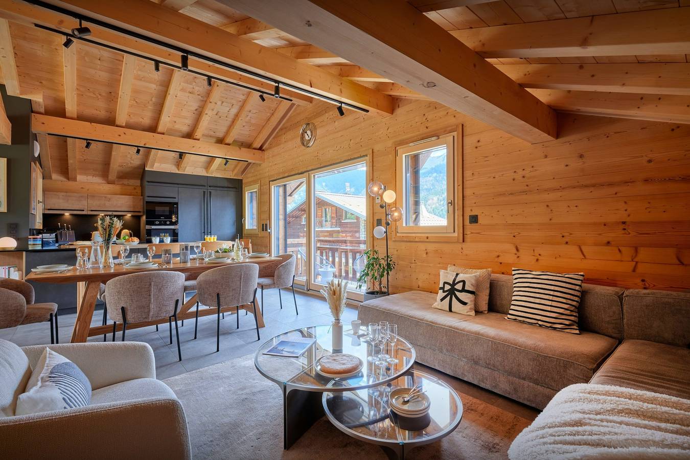 Bright, modern chalet for 8 with terraces and hot tub - Ovo Network in Essert-Romand, Les Portes du Soleil