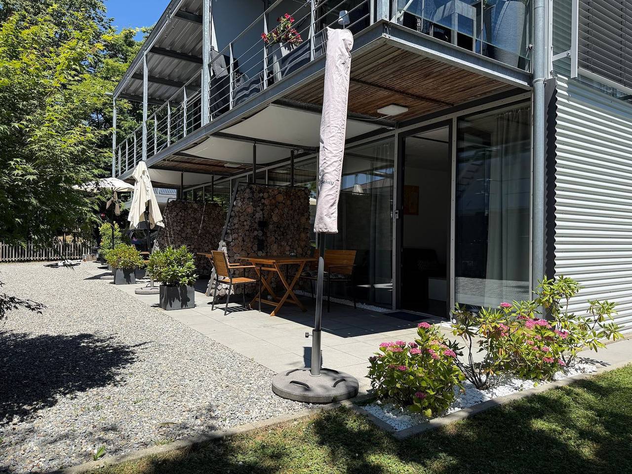 Ganze Wohnung, Modernes See und Mehr Apartment 3 mit überdachter Terrasse und Gartenblick in Stetten, Obersee (Bodensee)