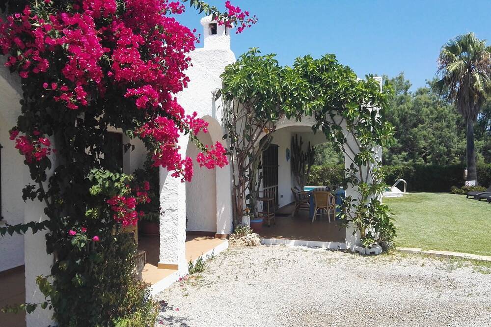 White washed villa with pool nr the beach at Pto Pollença in Port de Pollença, Pollença
