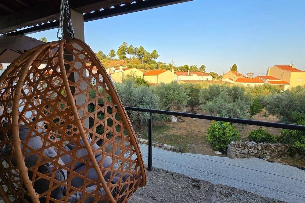 Stone house with an olive grove, a movie theater, and a sim racing setup—sleeps 8 near Serra da Estrela in Beira Interior Norte, Sobral da Serra