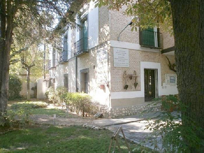 Cama y desayuno para 3 personas, con Balcón y Jardín además de Piscina y Vistas en Olmedo (Spain)