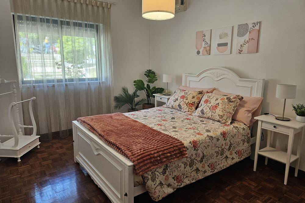 Ganze Wohnung, 7km from the beach and 14km from downtown Lisbon. Cozy, family-friendly apartment! in Almada, Halbinsel von Setúbal