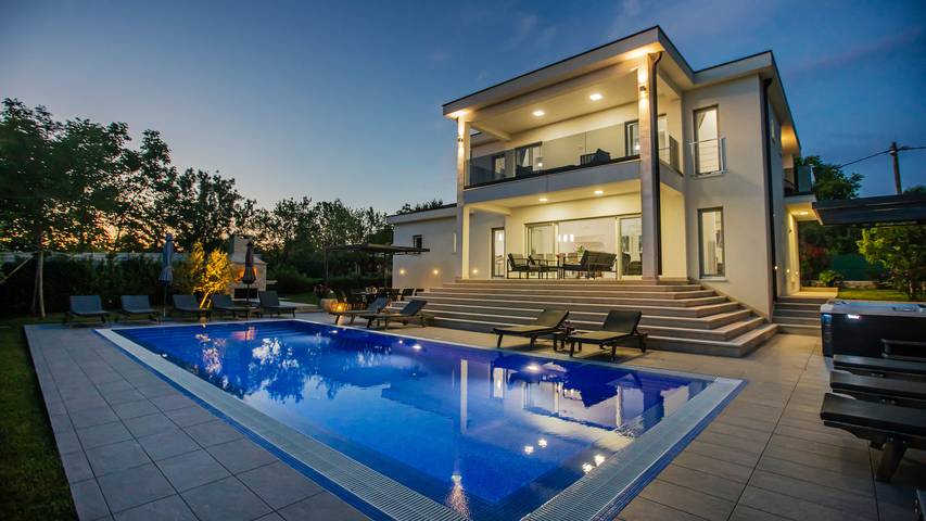 Ferienhaus für 12 Personen, mit Terrasse und Garten sowie Whirlpool