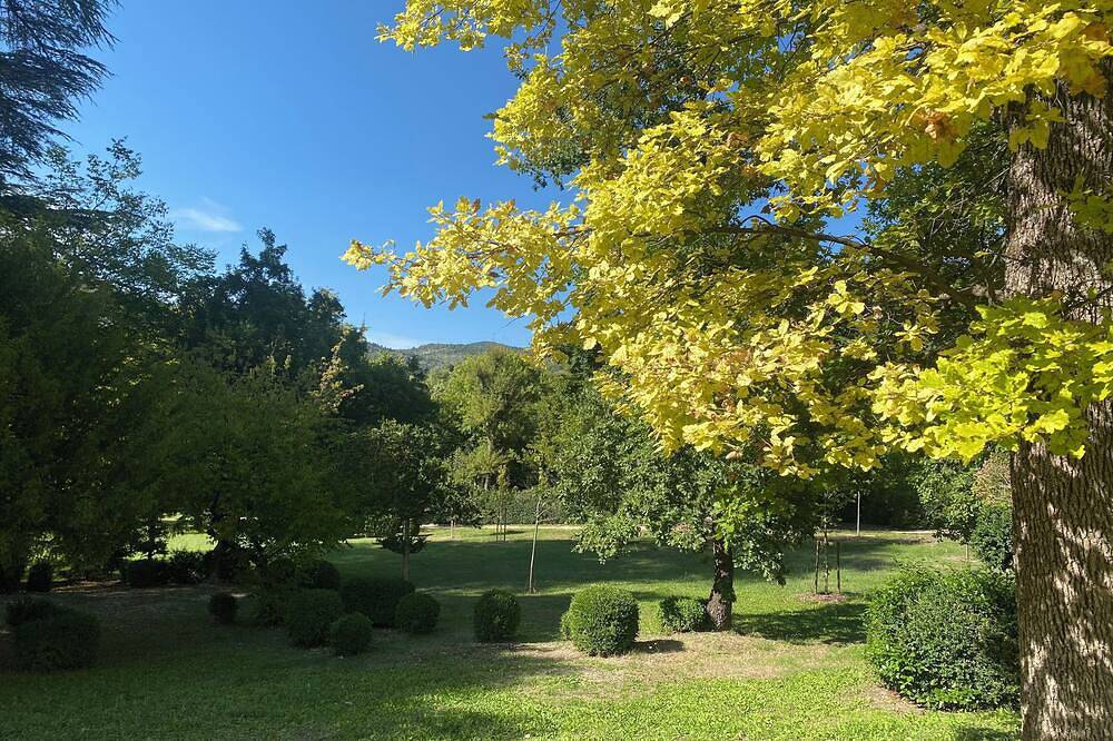 Entire apartment, Small single-storey house in the enchanting grounds of Château des Gipières in Montbrun-les-Bains, Nyons region