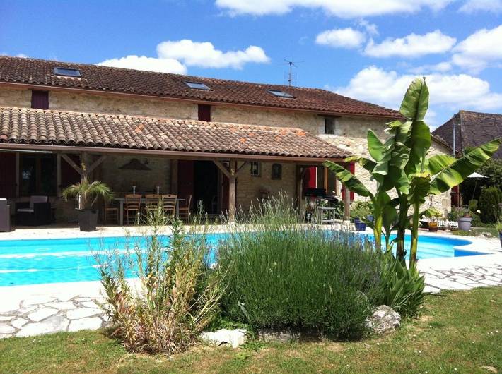 Chambre d’hôte pour 4 personnes, avec piscine ainsi que jardin et vue