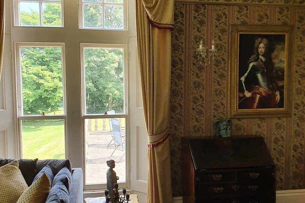Historic Manor House - Sleeps 16 - Pool & Hot Tub in Kent