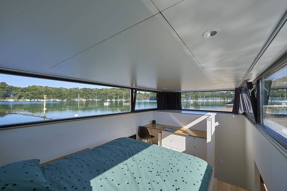 A lodge boat at Guidel-Plages marina in Guidel, Lorient und Umgebung