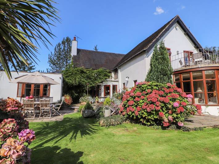 Cottage for 10 people, with Balcony and Garden as well as Pool and Sauna in Chester