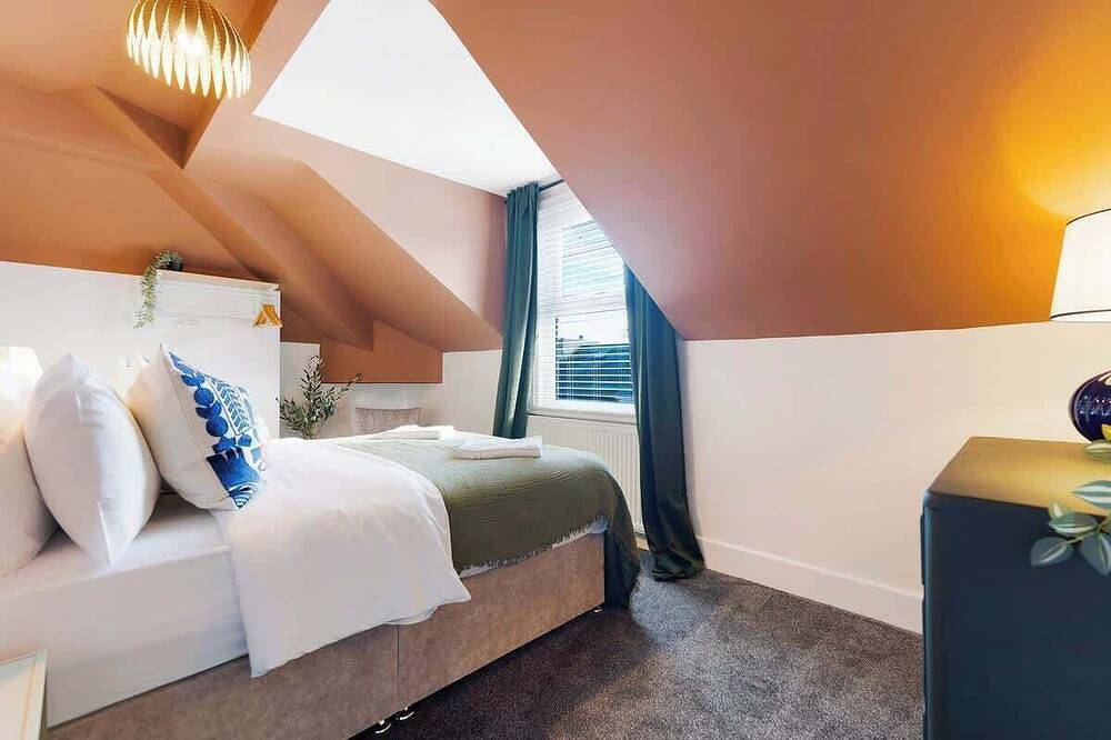 Entire apartment, Central Hartlepool 2Br Retreat| Sleeps 3 by Stay With Us in Hartlepool