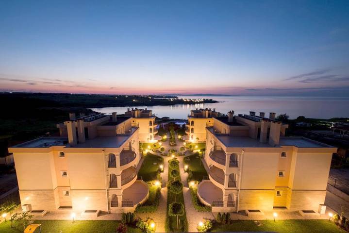 Apartahotel para 3 personas, con vistas y sauna además de piscina y jardín en Bulgaria