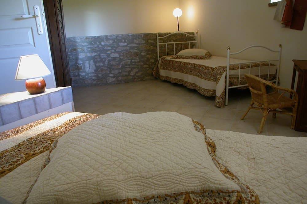 Villa de charme avec vue imprenable, piscine privative, terrain de jeux in Venasque, Parc naturel régional du Mont-Ventoux