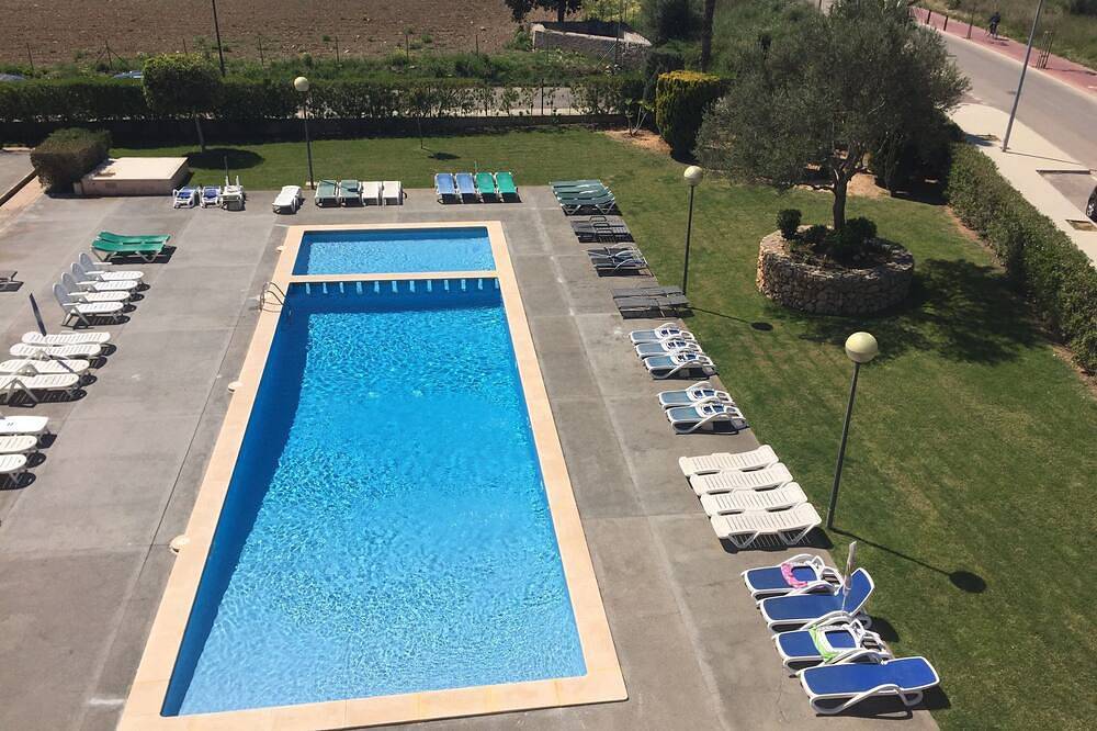 Entire apartment, South Facing Penthouse Apt 100m to beach, Mountain Views, Wifi, Roof Sun Terrace in Cala Bona, Son Servera