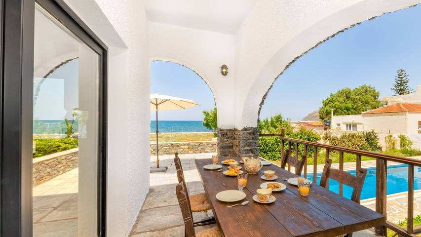 Platanias Beachfront Villa Elsa-90m A La Plaza Principal in Platanias, Region de Chania