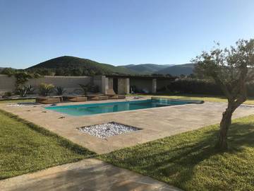 Location de vacances pour 6 personnes, avec vue ainsi que piscine et jardin, animaux acceptés à Ongles