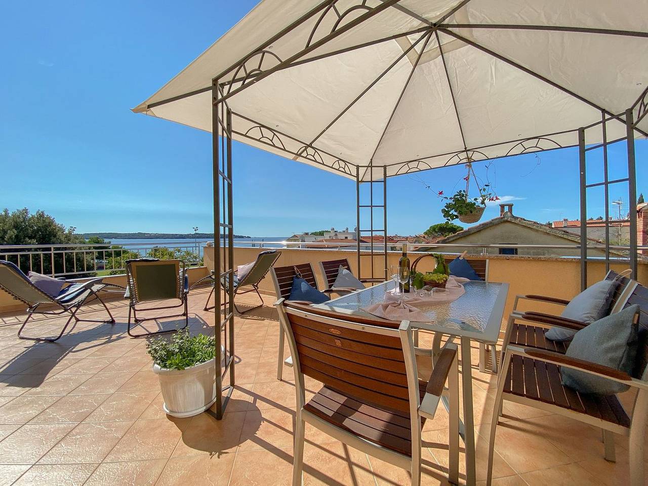 Cały apartament, Helles Apartment nur 120 Meter zum Strand mit Meerblick, Liegen, Klima, Wifi in Novigrad, Umag i okolice