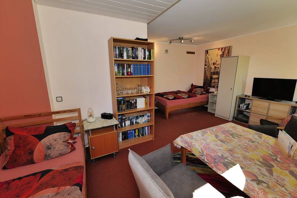 Ganze Wohnung, Rotes Doppelzimmer, 25 qm, mit Gemeinschaftsbad und Terrasse in Hofheim, Main-Taunus-Kreis