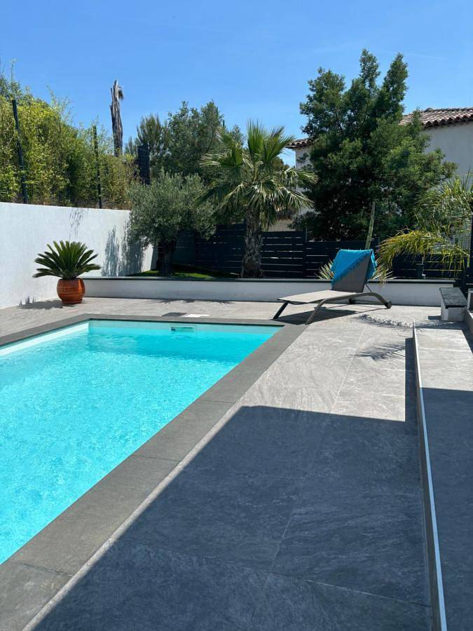 Chambre d’hôte pour 2 personnes, avec jardin et piscine ainsi que vue et terrasse
