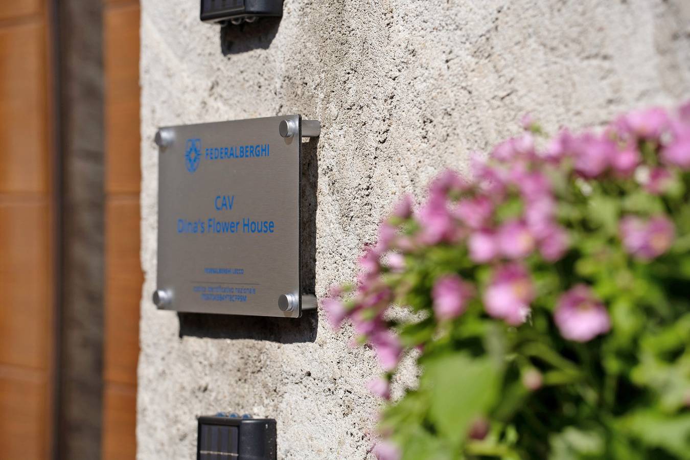 Ferienhaus 'Dina's Flower House' mit Seeblick, Wlan und Klimaanlage in Lierna, Comer See