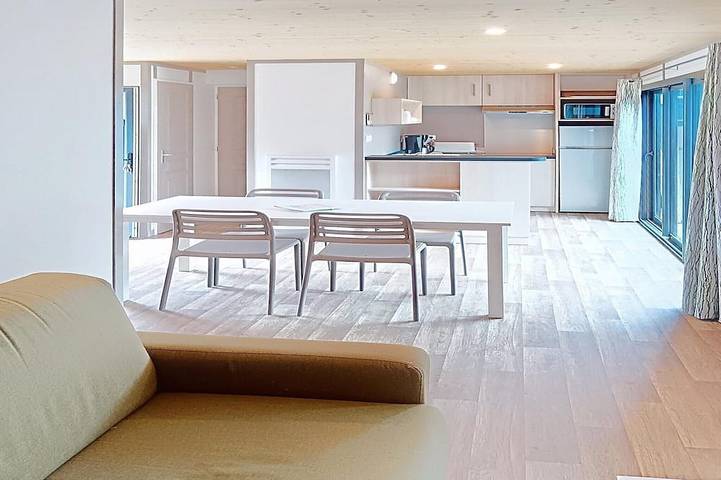 Gîte pour 4 personnes, avec piscine et terrasse