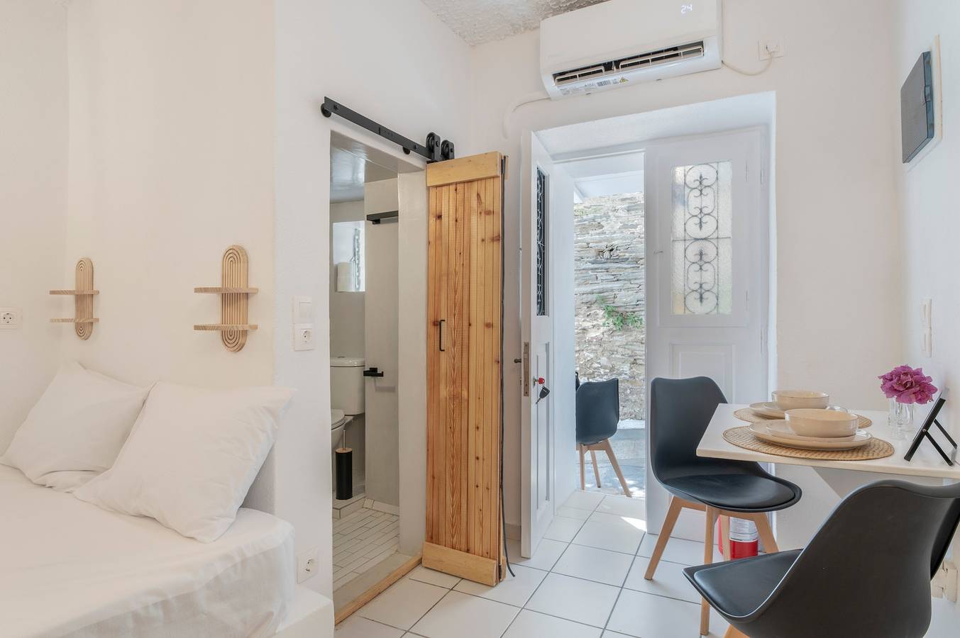Casita 'Bougainvillea' con Wi-Fi y aire acondicionado in Andros (desambiguación)
