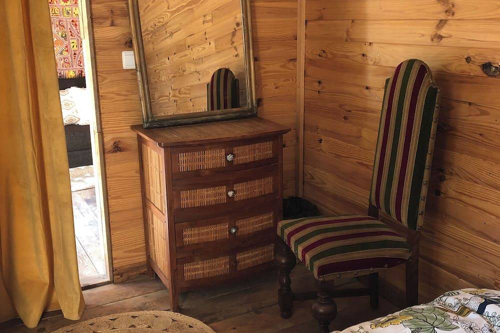 Appartement entier, Comme une cabane, entre forêt et rivière, avec terrasse face au jardin. in Rennes-les-Bains, Parc naturel régional Corbières-Fenouillèdes