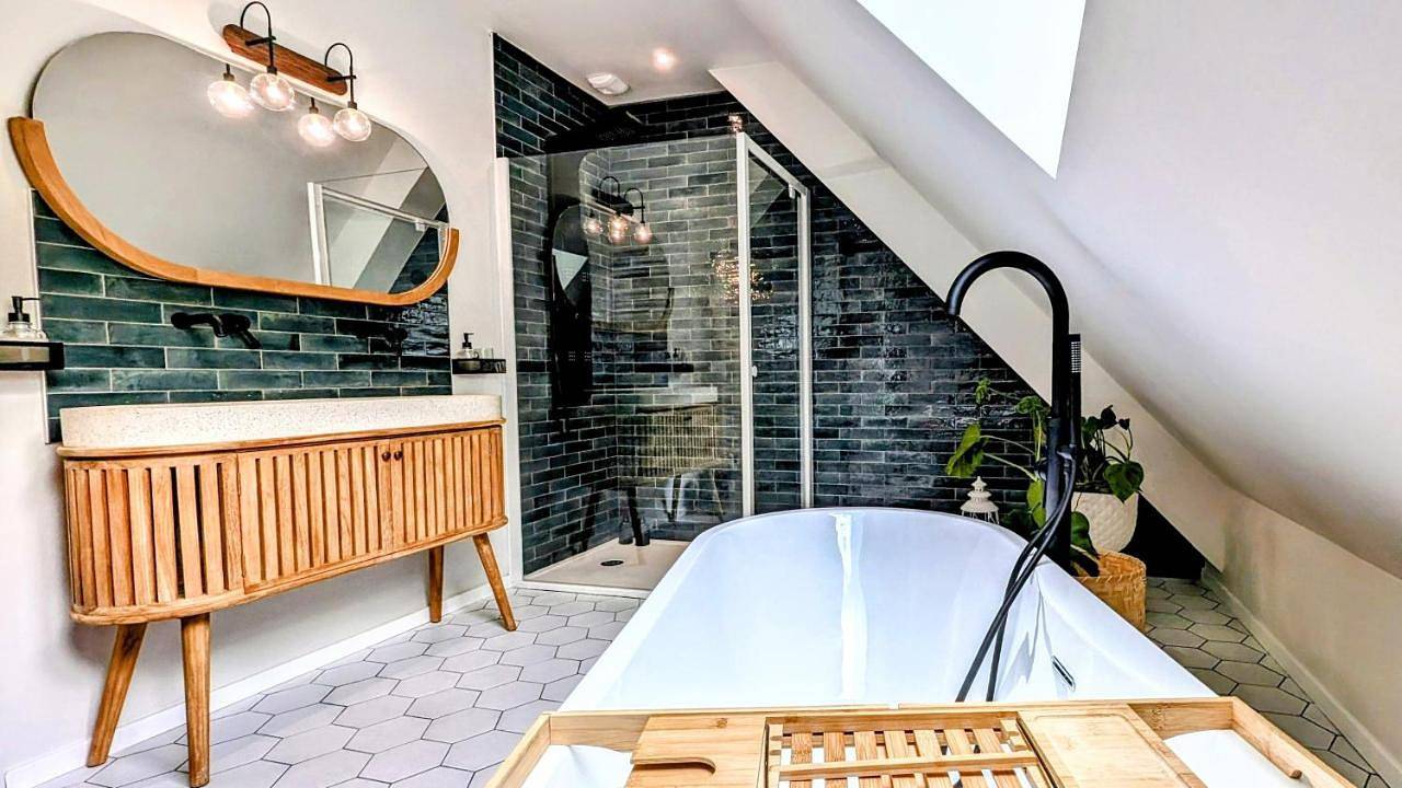 Villa Nature Salle de Sport Jacuzzi in Saint-Jean-la-Poterie, Région de Vannes
