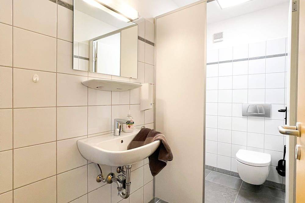 Ganze Wohnung, Modern + spacious room with shared kitchen and shared bathroom in Singen, Hegau