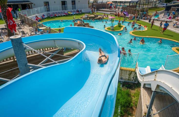 Camping pour 4 personnes, avec bassin pour enfant